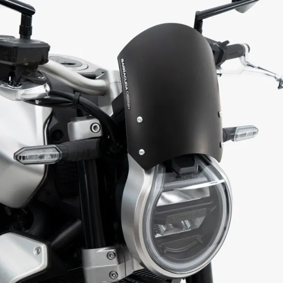 Черна алуминиева слюда Barracuda Classic монтирана на Honda CB 1000R с кръгла LED фара и сребристи детайли на мотоциклета