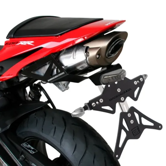 Черна алуминиева стойка за номер Barracuda, монтирана на червен Honda CBR 600RR с вградена LED светлина и компактен дизайн