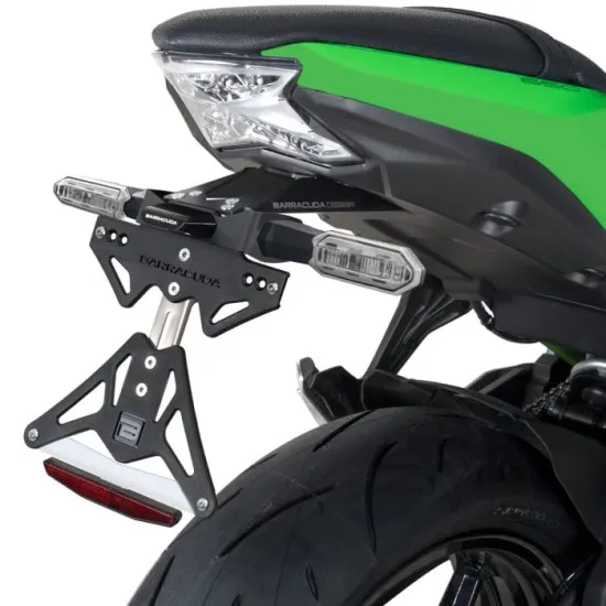 Черна алуминиева стойка за номер BARRACUDA монтирана на зелен Kawasaki мотоциклет със светодиодни мигачи и регулируема шина