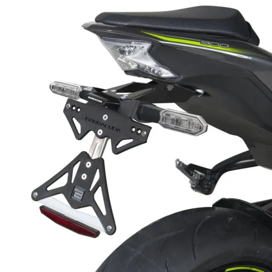 Черна алуминиева стойка за номер BARRACUDA монтирана на Kawasaki Z900 със зелени акценти, показваща оригиналните LED мигачи и регулируемата конструкция