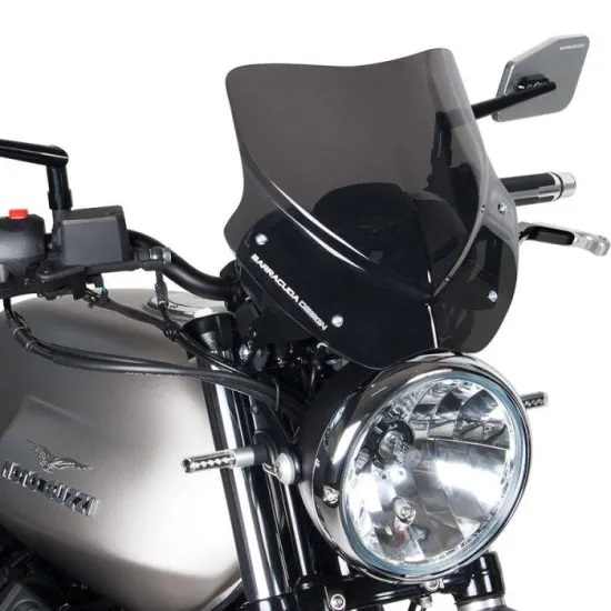 Тъмна спортна слюда Barracuda Aerosport монтирана на сребрист Moto Guzzi V7 II с кръгла фара и черни детайли