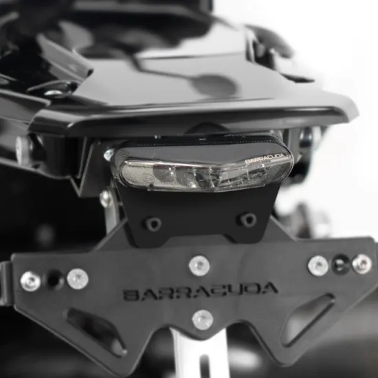 Черна задна светлина Barracuda Mini Tiger LED с опушен корпус, червени LED диоди и интегрирано осветление за регистрационен номер