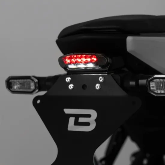 Черна задна светлина Barracuda Mini Tiger LED с опушен корпус, червени LED диоди и интегрирано осветление за регистрационен номер