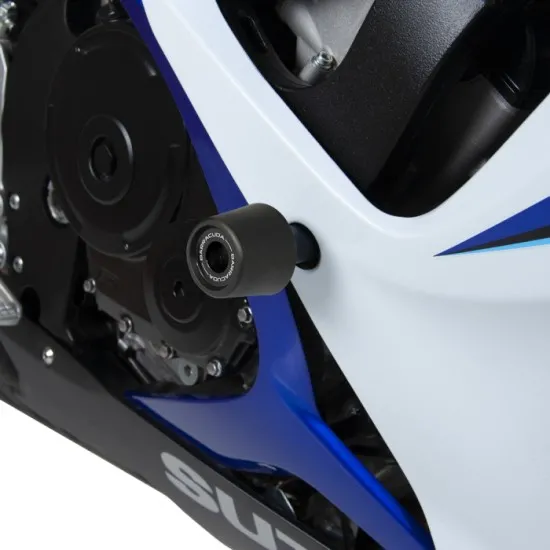 Черен краш пад BARRACUDA монтиран на бяло-синя Suzuki GSX-R с анодизиран алуминиев елемент и видими специфични болтове
