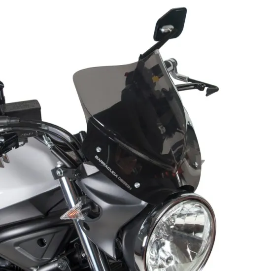 Тъмна спортна слюда BARRACUDA AEROSPORT монтирана на сребрист Suzuki SV 650 мотоциклет с видим фар и огледало