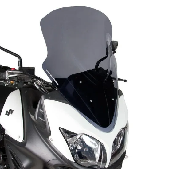 Тъмносива спортна слюда BARRACUDA AEROTOURER монтирана на бял Suzuki V-STROM 650 с черни акценти и видими монтажни елементи