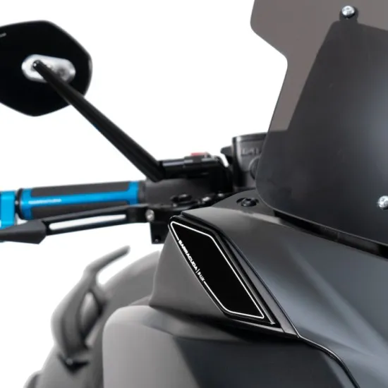 Черни плексигласови капачки BARRACUDA с хромиран кант монтирани на сив Yamaha T-MAX скутер