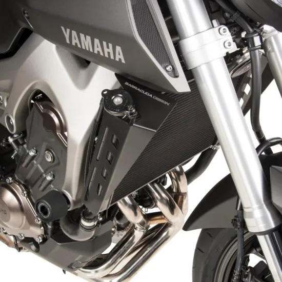 Черни алуминиеви капаци за радиатор BARRACUDA с карбонов дизайн, монтирани на Yamaha MT-09 със сребърна рама