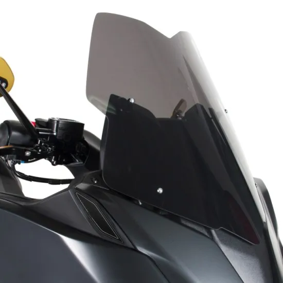 Тъмносива спортна слюда BARRACUDA AEROSPORT монтирана на черен Yamaha T-MAX скутер с жълти огледала и измерения 45x53 см