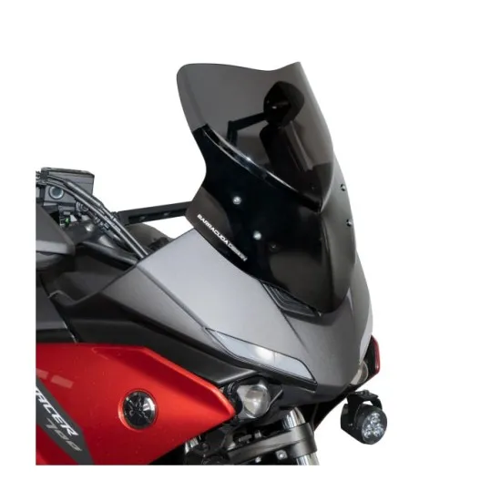 Тъмна спортна слюда BARRACUDA AEROSPORT монтирана на червена Yamaha Tracer 700 с аеродинамичен профил и черни крепежни елементи