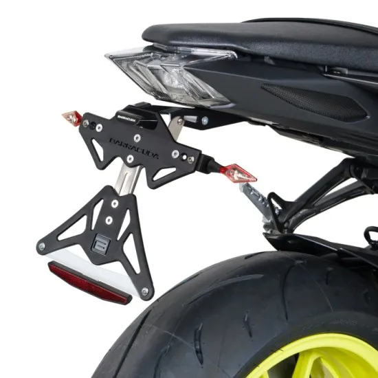 Черна анодирана алуминиева стойка за номер BARRACUDA монтирана на Yamaha MT-09 със стоп светлини, регулируема неръждаема шина и жълта задна гума