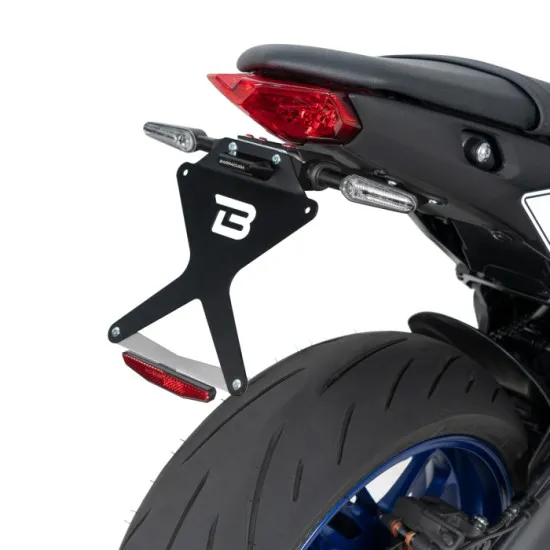 Черна алуминиева стойка за номер BARRACUDA монтирана на Yamaha MT-09 със запазени оригинални LED мигачи и червен стоп сигнал