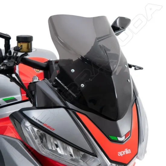 Тъмна слюда Barracuda Aerosport монтирана на червен мотоциклет Aprilia, показваща аеродинамичните форми и интеграцията със спортния дизайн