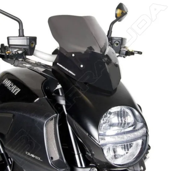 Дымчата спортна слюда Barracuda Aerosport монтирана на черен Ducati Diavel с видима фара и спортни огледала