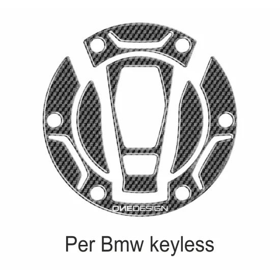 Протектор за капачка BMW с карбонов ефект, показан отделно като комплект части и монтиран на бял резервоар с keyless система