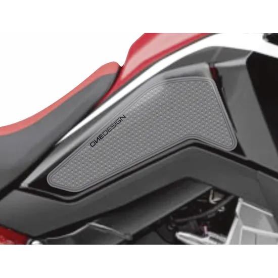 Сив протектор за резервоар OVEDESIGN с перфорирана текстура, монтиран на Honda Africa Twin с червени акценти