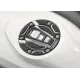 Протектор за капачка BMW с карбонов ефект, показан отделно като комплект части и монтиран на бял резервоар с keyless система