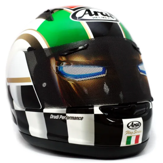 Черно-зелена мото каска Arai с монтиран стикер OV5P, показващ ефекта на златни очи със сини светлинни ивици и металически блясък на визьора