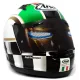 Черно-зелена мото каска Arai с монтиран стикер OV5P, показващ ефекта на златни очи със сини светлинни ивици и металически блясък на визьора