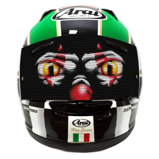 Мото каска Arai с черен микроперфориран стикер на визьора, показващ дизайн с червени очи и нос, зелено-бяла окраска на каската