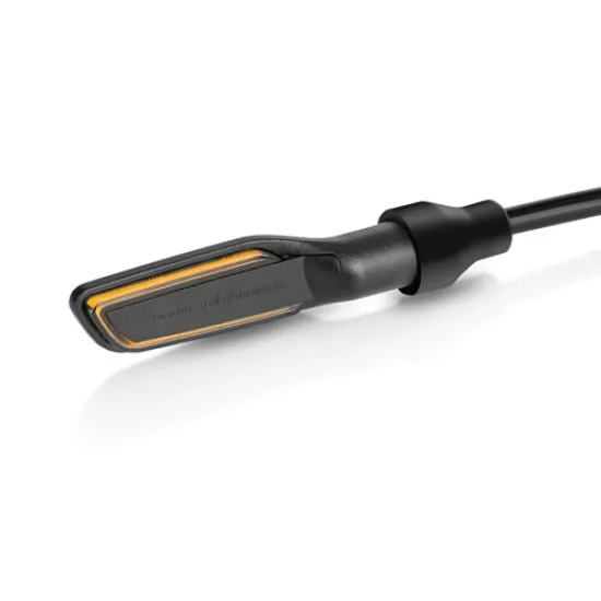 Черен LED мигач Project 2 с оранжеви светещи ленти и кабел, показан от страничен ъгъл