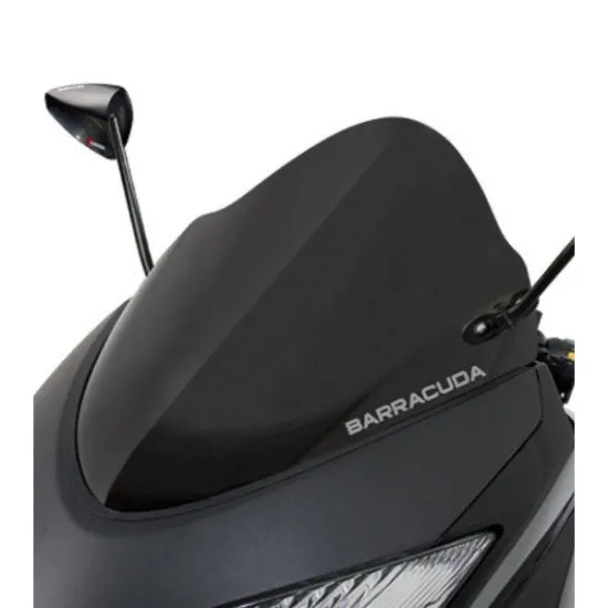 Тъмна спортна слюда AEROSPORT монтирана на Yamaha T-MAX с логото Barracuda и аеродинамична форма