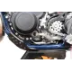 Черна протекторна тава AXP Racing от HDPE с множество кръгли перфорации, монтирана под синьо-бял ендуро мотор KTM с видим двигател и верига