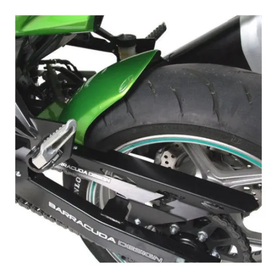 Черен заден калник BARRACUDA монтиран на зелена Kawasaki Z750 с алуминиев капак на веригата и характерното BARRACUDA лого
