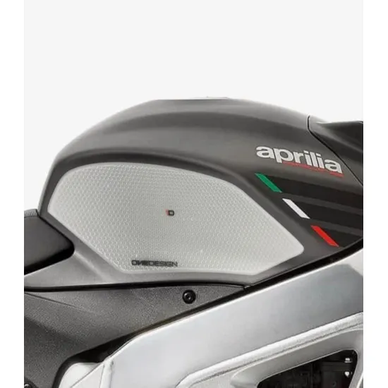 Прозрачен протектор за резервоар монтиран на черна Aprilia RSV4 с видим Aprilia лого и италианските цветове зелено, бяло и червено