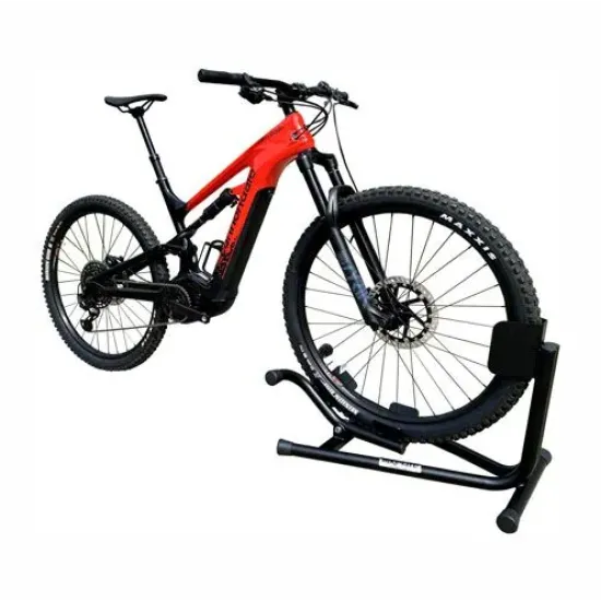 Черна стоманена предна стойка Bike Lift с червено-черен планински велосипед, поставен в регулируема скоба с мека вложка