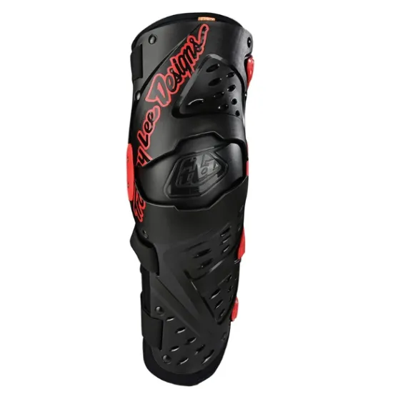 Черни наколенки Troy Lee Designs Triad с червени клипсове и шарнирна двусекционна конструкция, видяни от три ъгъла - страничен, преден и диагонален