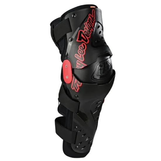 Черни наколенки Troy Lee Designs Triad с червени клипсове и шарнирна двусекционна конструкция, видяни от три ъгъла - страничен, преден и диагонален