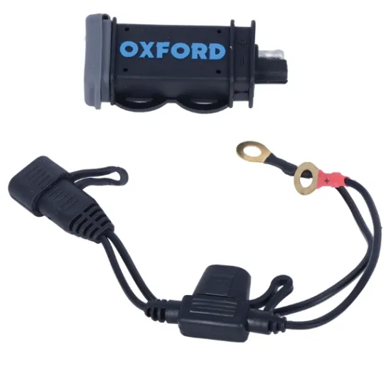 Черно USB зарядно устройство Oxford с два порта и синьо лого, показано с кабел със златисти конектори и защитни капачки