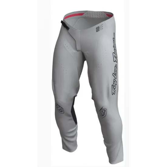 Сив мотокрос брич Troy Lee Designs SE Pro Solo с червени акценти, перфориран дизайн и лого на бедрото