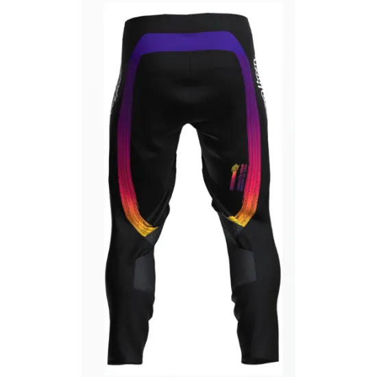 Черен мотокрос брич Troy Lee Designs SE Pro с цветни ленти в лилаво, розово, оранжево и жълто, показан отпред, отзад и настрана с видими кожени панели на коленете