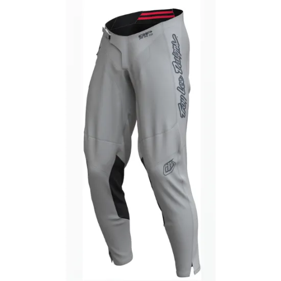 Светлосив мотокрос брич Troy Lee Designs GP Pro с черни контрастни панели, лого отстрани и червени детайли на колана