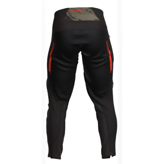 Troy Lee Designs GP Pro Slab брич в тъмнозелен камуфлажен цвят с черни подсилени панели, червени акценти и лого на бедрото