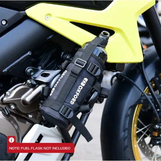 Черна OXFORD Bottle Carrier поставка за бутилки монтирана на жълт мотоциклет с регулируеми каишки и OXFORD лого