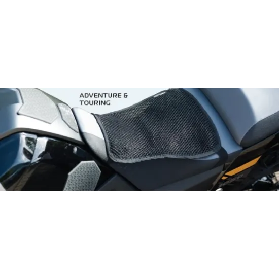 Черна мрежеста седалкова подложка OXFORD Cool Seat Adventure монтирана на мотоциклетна седалка с видима въздухопропусклива структура