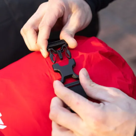 Черни Oxford Atlas каишки с B-Clip катарама в оригинална опаковка, показващи самозатягащия се механизъм и инструкции за употреба