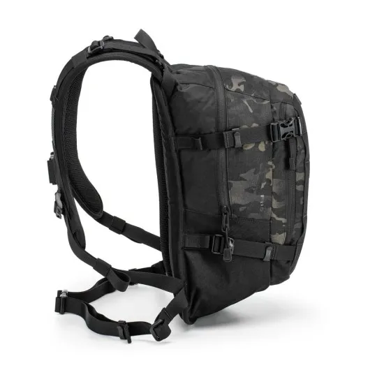 Kriega R15 раница в MultiCam Black камуфлаж с четири компресионни ремъка, YKK ципове и Quadloc-lite система - изглед отпред