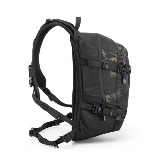 Kriega R20 раница в MultiCam Black камуфлаж с четири компресионни ремъка, YKK ципове и лого К на предното отделение