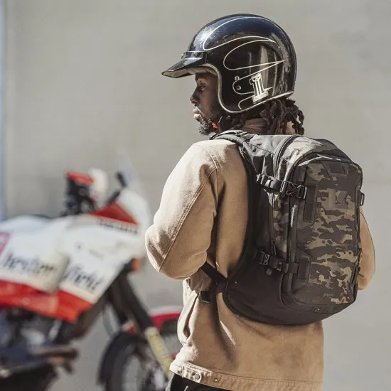 Kriega R20 раница в MultiCam Black камуфлаж с четири компресионни ремъка, YKK ципове и лого К на предното отделение