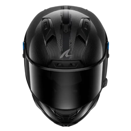 Черна карбонова каска SHARK AERON-GP с характерен carbon fiber дизайн, тъмен визьор, сини акценти и аеродинамичен спойлер