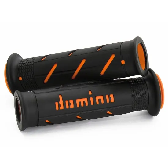 Две черни мото ръкохватки Domino A250 с оранжеви диагонални вложки, шахматен релеф и вградено оранжево лого Domino