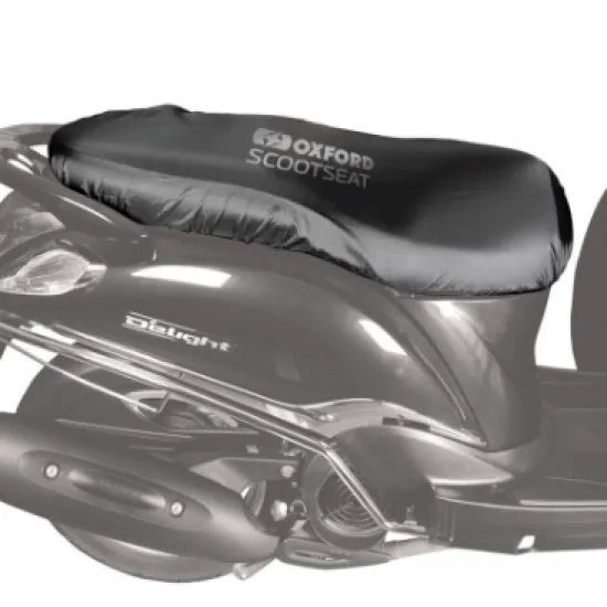 Черен водоустойчив калъф за седалка OXFORD ScootSeat размер S, монтиран на сива седалка на скутер, с бял OXFORD логотип и еластично дъно