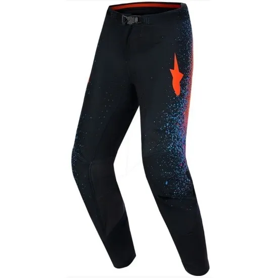Черен мотокрос брич Alpinestars с ярко градиентно оцветяване от оранжево-жълто до синьо-черно, със спрей ефект и оранжева звезда, показан от предна и задна страна на модели с каски