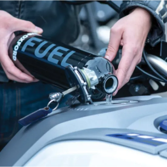 Черна алуминиева бутилка за гориво Oxford с надпис FUEL, полимерна капачка и система за монтаж на жълт спортен мотоциклет