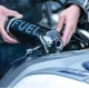 Черна алуминиева бутилка за гориво Oxford с надпис FUEL, полимерна капачка и система за монтаж на жълт спортен мотоциклет