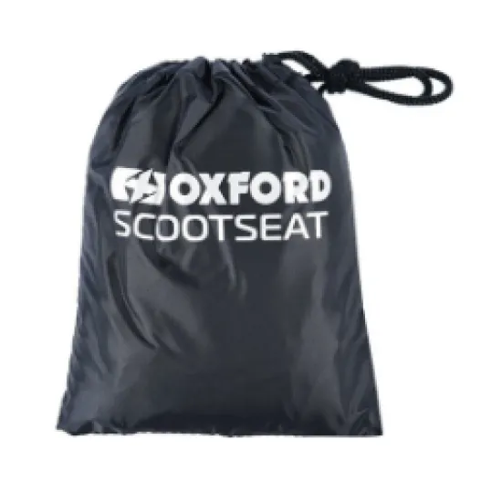 Черен калъф Oxford ScootSeat монтиран върху мотоциклетна седалка с бяло лого, показани регулируеми въжета със стопери и компактен калъф за съхранение